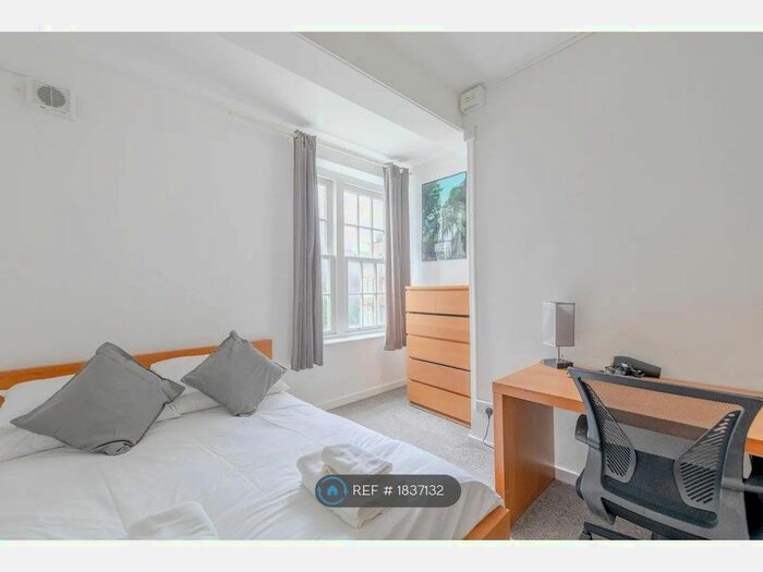 3 Bedroom Flat To Rent In Barnes House, London, NW1