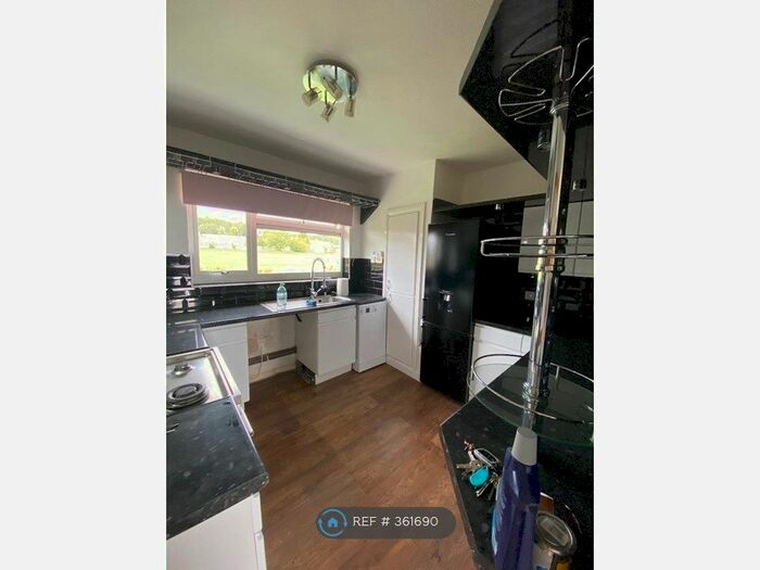 2 Bedroom Flat To Rent In Windsor Road, Batley, WF17