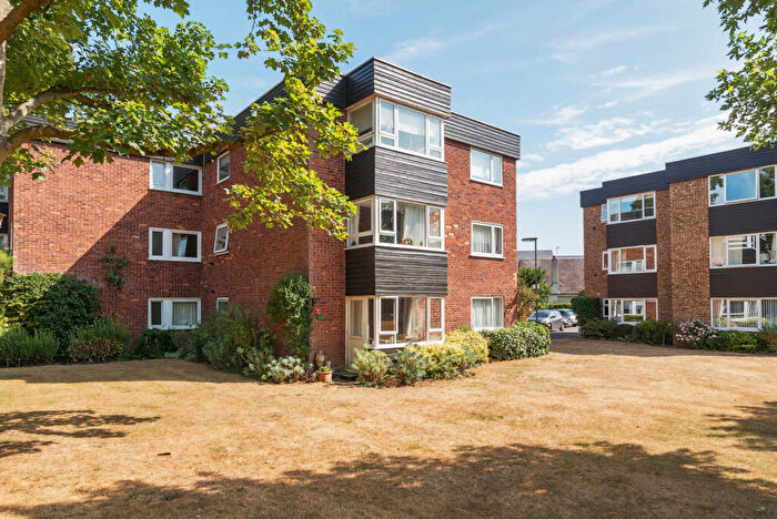 2 Bedroom Flat For Sale In Mount Felix, Walton-On-Thames, KT12