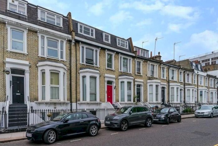 Studio To Rent In Earls Court Gardens, London SW5