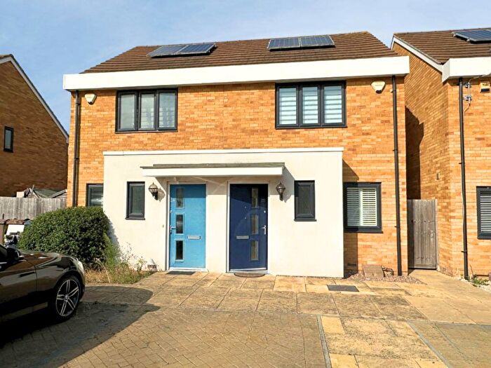 2 Bedroom Semi-Detached House For Sale In Sanderling Close, Tilbury, RM18