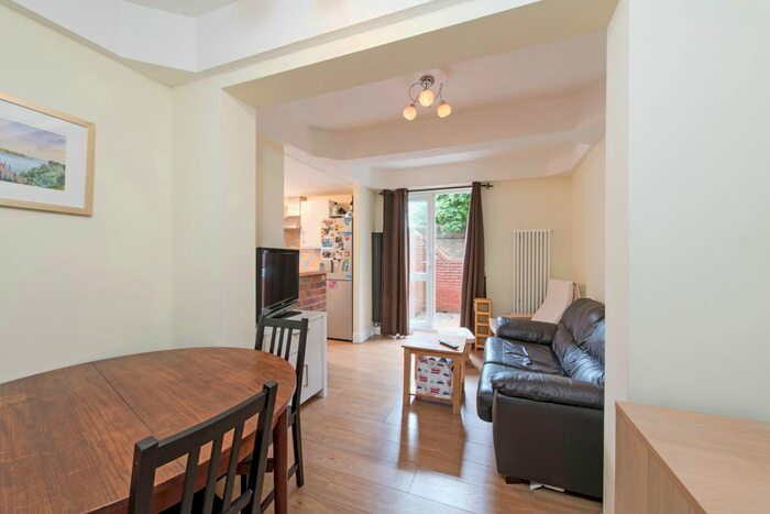 2 Bedroom Flat To Rent In Frogmore, London SW18