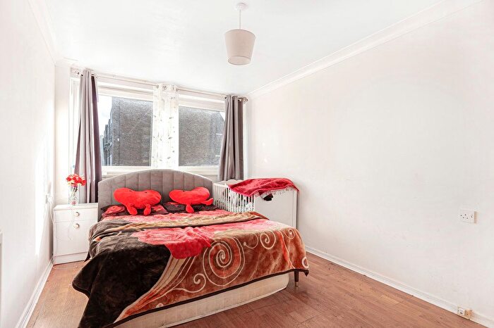 1 Bedroom Flat For Sale In Justin Close, Brentford, TW8