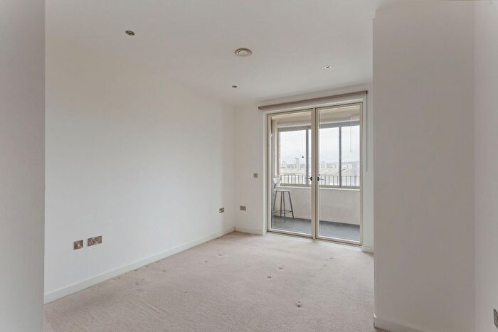 2 Bedroom Flat For Sale In Lock Side Way, London, E16