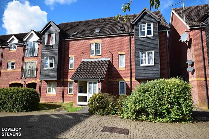 2 Bedroom Flat For Sale In Harbury Court, Newbury, RG14