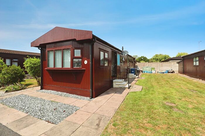 2 Bedroom Mobile/park Home For Sale In Lindum Way, The Elms, LN1