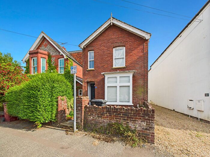 4 Bedroom Link Detached House To Rent In Pound Farm Road, Chichester, PO19