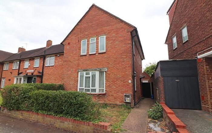 3 Bedroom End Terrace House For Sale In Cowridge Crescent, Luton, Bedfordshire, LU2