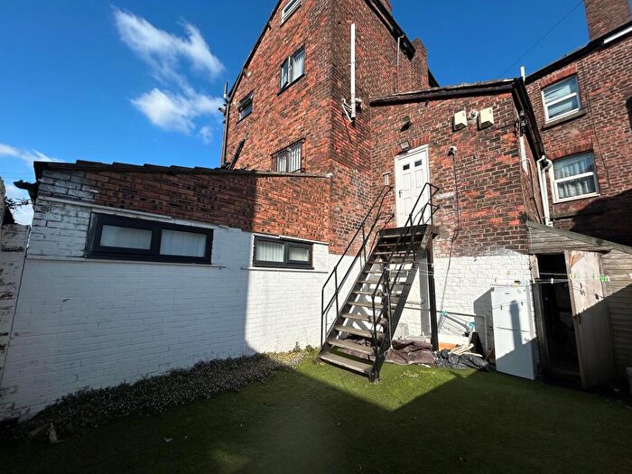 4 Bedroom House To Rent In County Road, L4