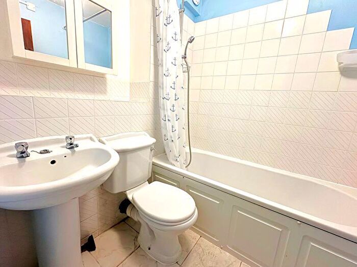 Flat To Rent In Glyn Avenue, Barnet, EN4