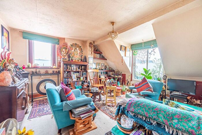 1 Bedroom Flat For Sale In Russell Road, Kensington, London, W14