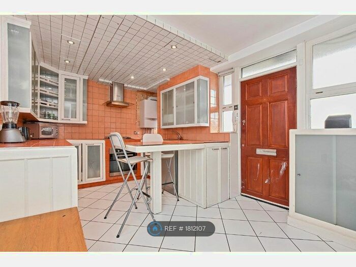 3 Bedroom Flat To Rent In Custance House, London, N1