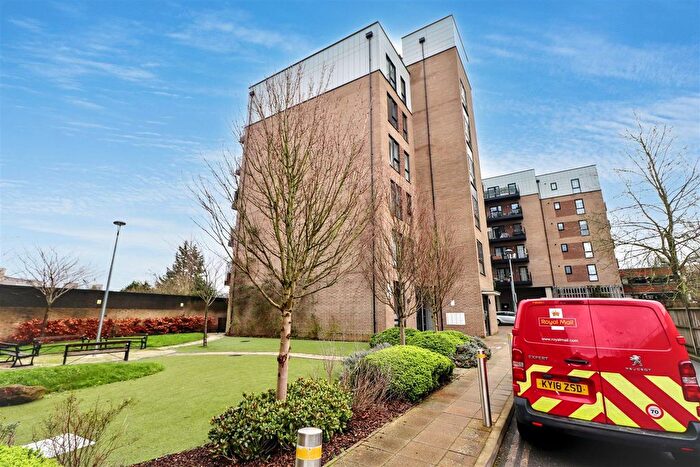 2 Bedroom Flat For Sale In Elstree Way, Borehamwood, WD6