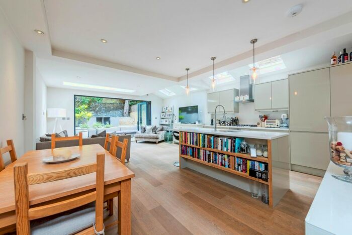 2 Bedroom Flat To Rent In Devereux Road, London, SW11