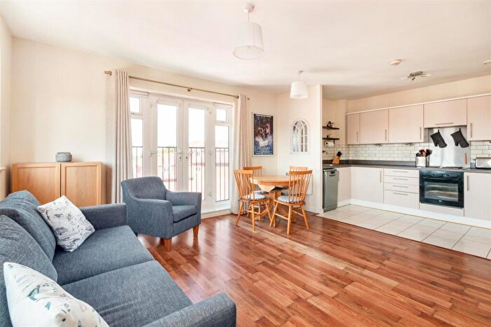 2 Bedroom Flat For Sale In Schoolgate Drive, Morden, SM4