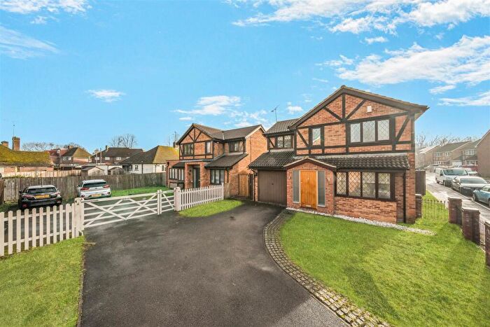 4 Bedroom Detached House For Sale In Sandstone Close Winnersh, Berkshire, RG41