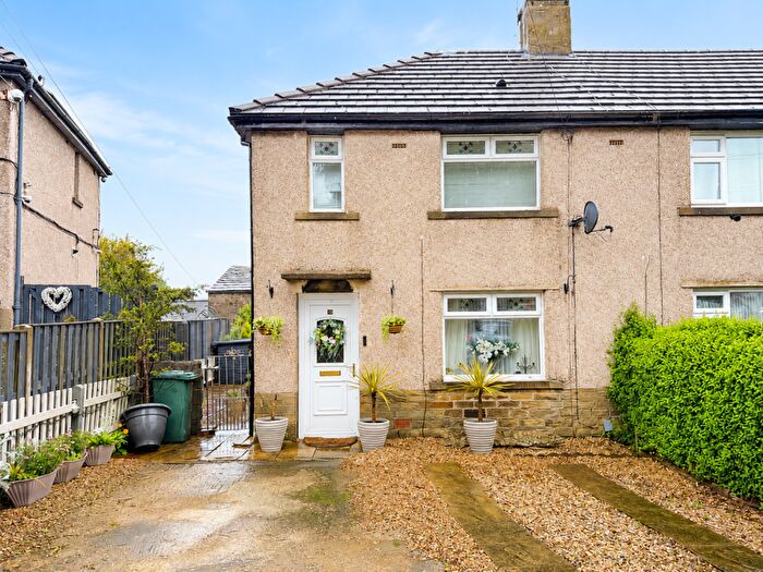 3 Bedroom End Of Terrace House For Sale In Hill Crest Drive, Denholme, Bradford, BD13
