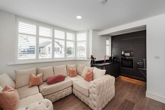 2 Bedroom Ground Maisonette For Sale In Highfield Avenue, Erith, DA8