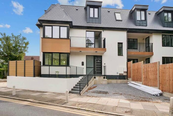 4 Bedroom Semi-Detached House To Rent In Links Avenue, Morden, London, SM4