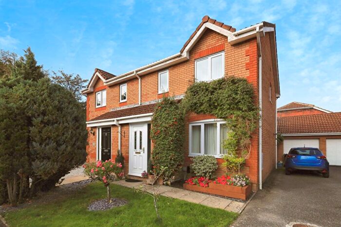 3 Bedroom Semi-Detached House For Sale In St. Mellion Close, Hailsham, BN27