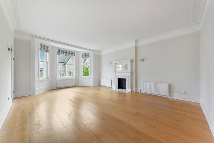 3 Bedroom Flat To Rent In Phillimore Place, W8