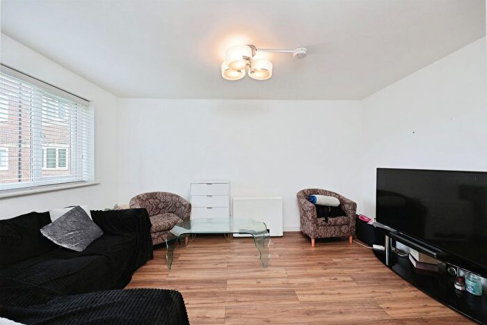 1 Bedroom Flat For Sale In Pioneer Way, Watford, WD18