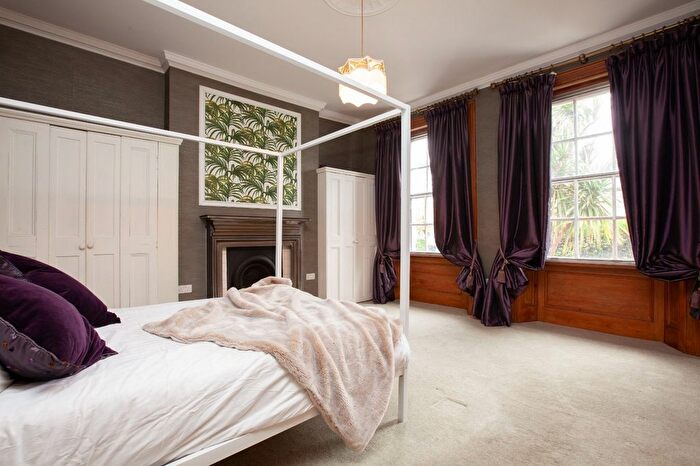 3 Bedroom Maisonette To Rent In Tollington Road, Islington, N7