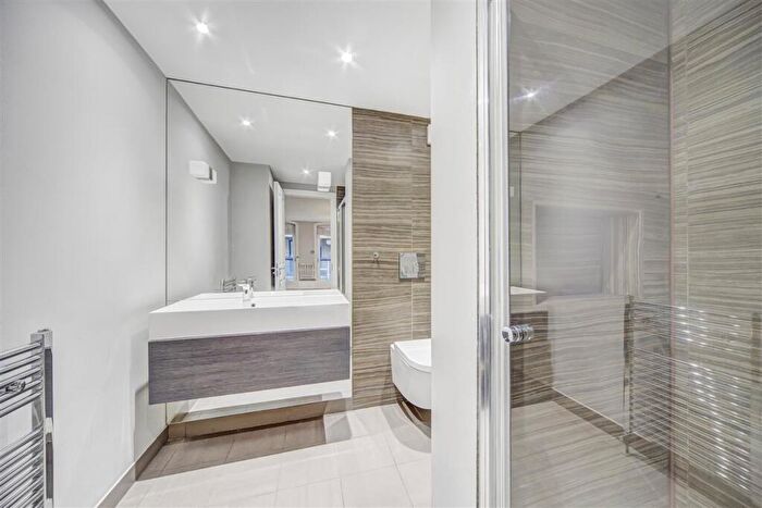 2 Bedroom Block Of Apartments For Sale In Clove Hitch Quay, SW11