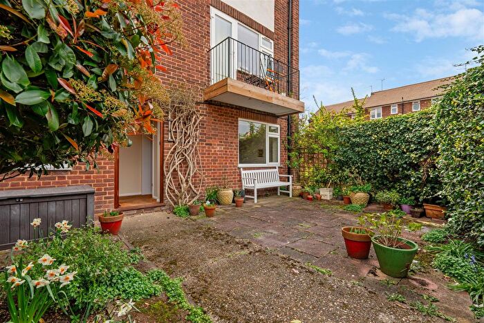 2 Bedroom Flat For Sale In Coniston Close, London, W4