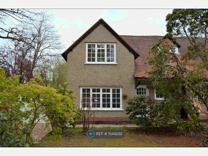 3 Bedroom Semi-Detached House To Rent In Pine Garth, Fleet, GU51