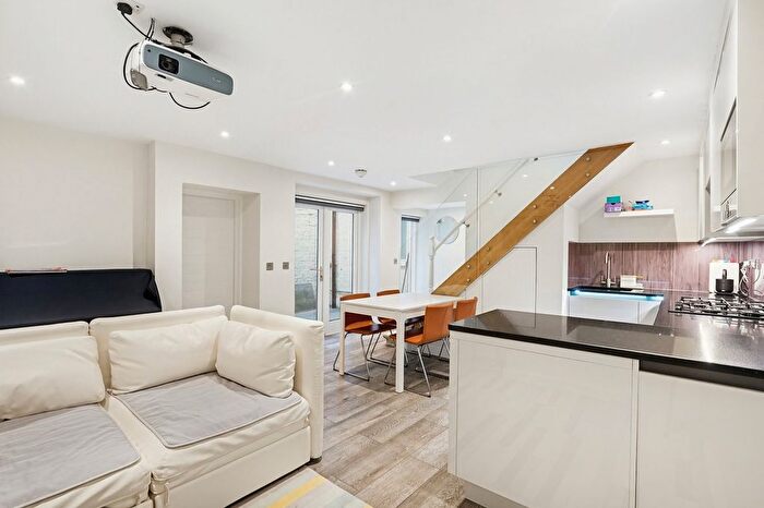 2 Bedroom Flat To Rent In St. Georges Drive, Abbots Manor, SW1V