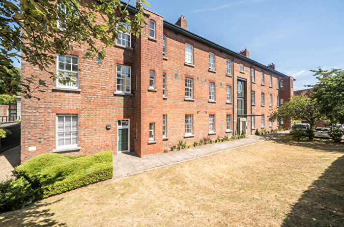 2 Bedroom Flat For Sale In Mons Court, Winchester, Hampshire, SO23
