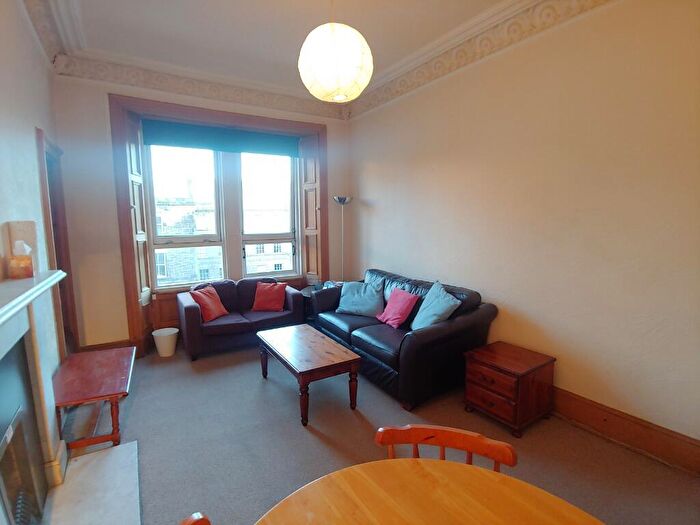 3 Bedroom Flat To Rent In Crighton Place, Edinburgh, EH7