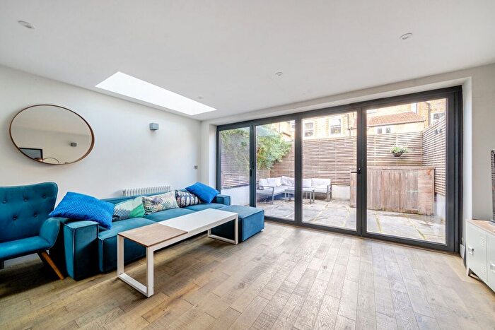 3 Bedroom Flat For Sale In Coverton Road, London, SW17
