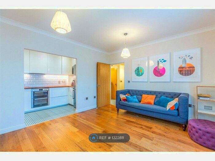 2 Bedroom Flat To Rent In Solomons Court, London, N12