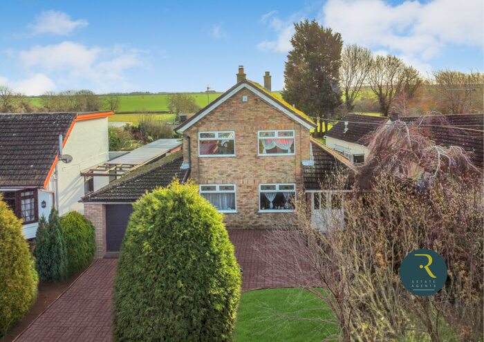 4 Bedroom Detached House For Sale In Avenue Road, Rushden, Northamptonshire, NN10