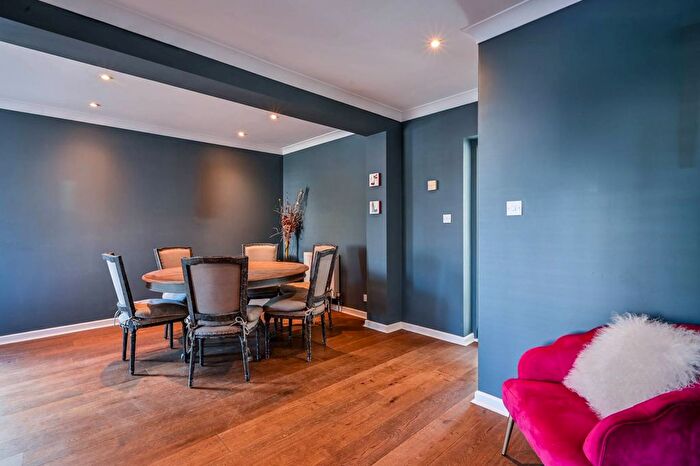 3 Bedroom Semi-Detached House For Sale In Highclere Road, Knaphill, Woking, GU21