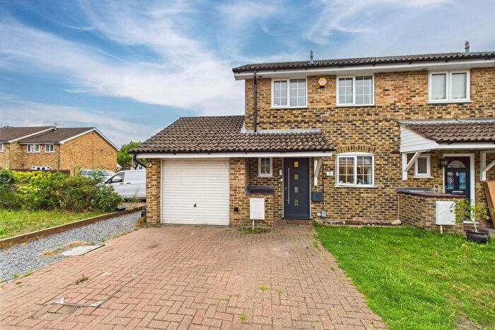 3 Bedroom Semi-Detached House For Sale In Tarragon Close, Farnborough, Hampshire, GU14