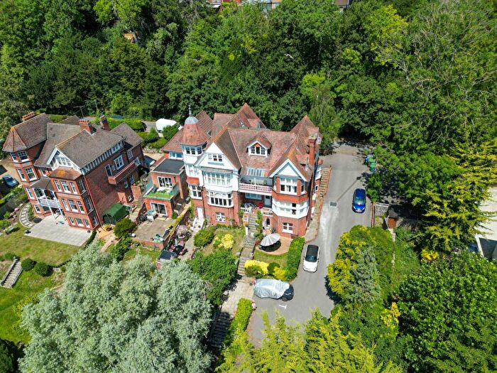 2 Bedroom Apartment For Sale In The Warren, Caversham, Reading, RG4