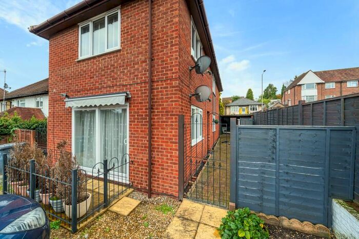 1 Bedroom Flat To Rent In High Wycombe, Buckinghamshire, HP11