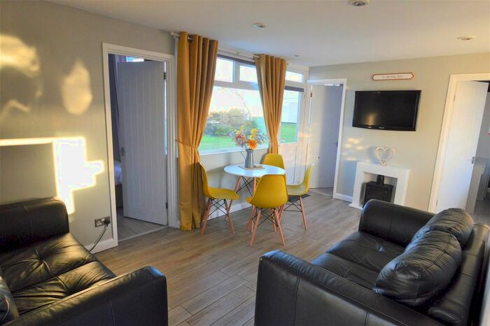 3 Bedroom Chalet For Sale In Carmarthen Bay, Kidwelly SA17