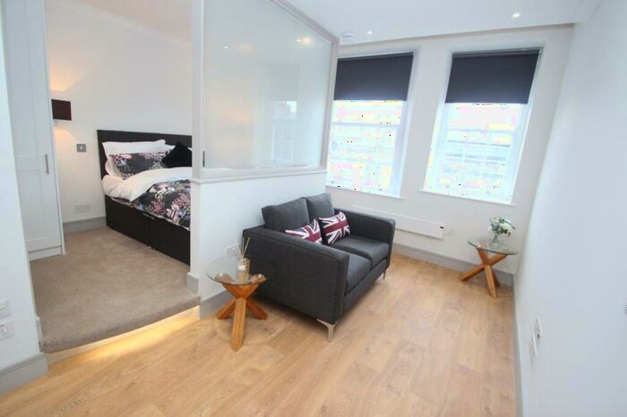 Apartment To Rent In Monument Apartments, Grainger Street, NE1