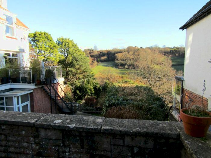 2 Bedroom Flat To Rent In Penn Hill, Yeovil, BA20