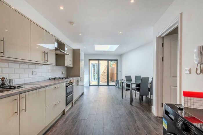 2 Bedroom Flat To Rent In The Pavement, London, SW4