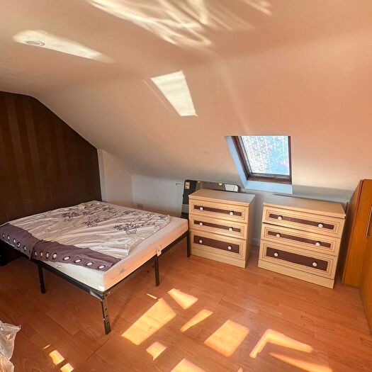 Studio To Rent In Brook Road, London, NW2