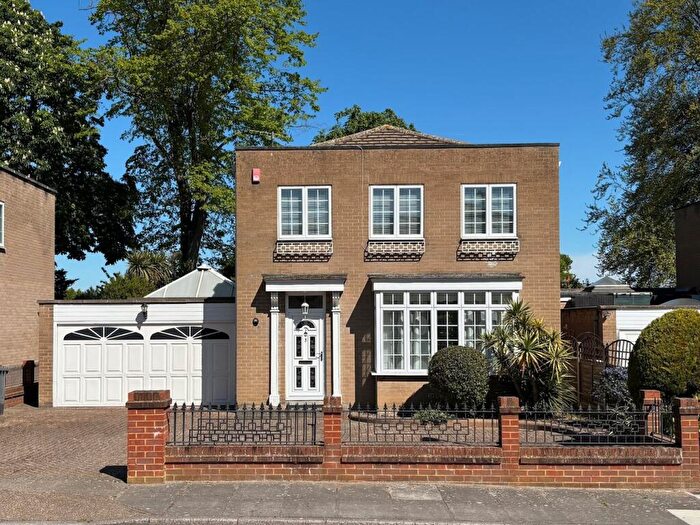 4 Bedroom Detached House For Sale In Kinnaird Close, Bromley, BR1