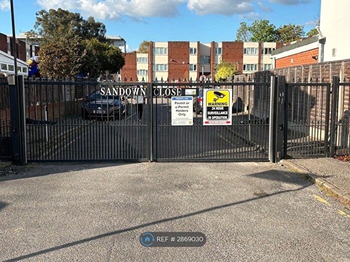 2 Bedroom Flat To Rent In Sandown Close, Hounslow, TW5