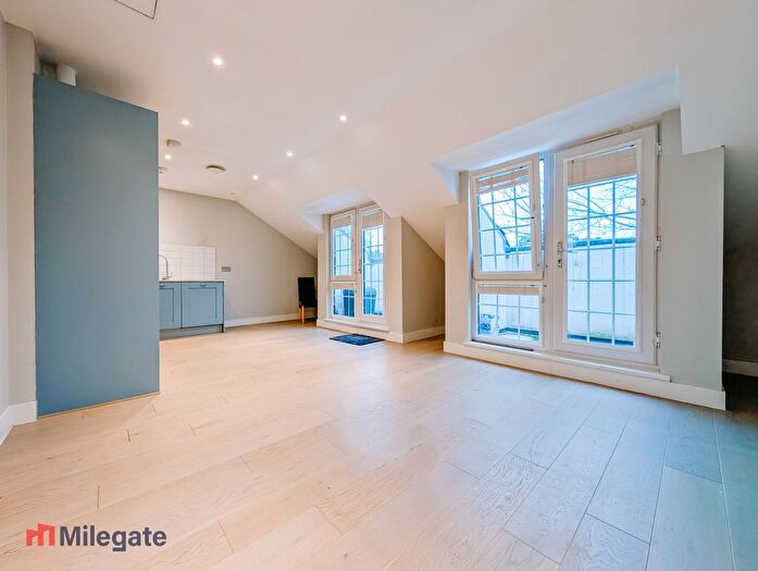 2 Bedroom Flat To Rent In French Street, Sunbury-On-Thames, TW16