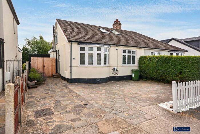 4 Bedroom Chalet For Sale In Northumberland Avenue, Hornchurch, RM11
