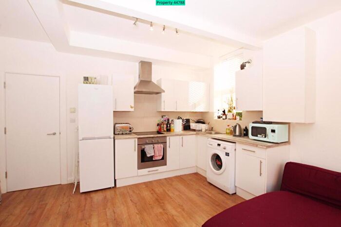 3 Bedroom Flat To Rent In Theatre Street, London, SW11